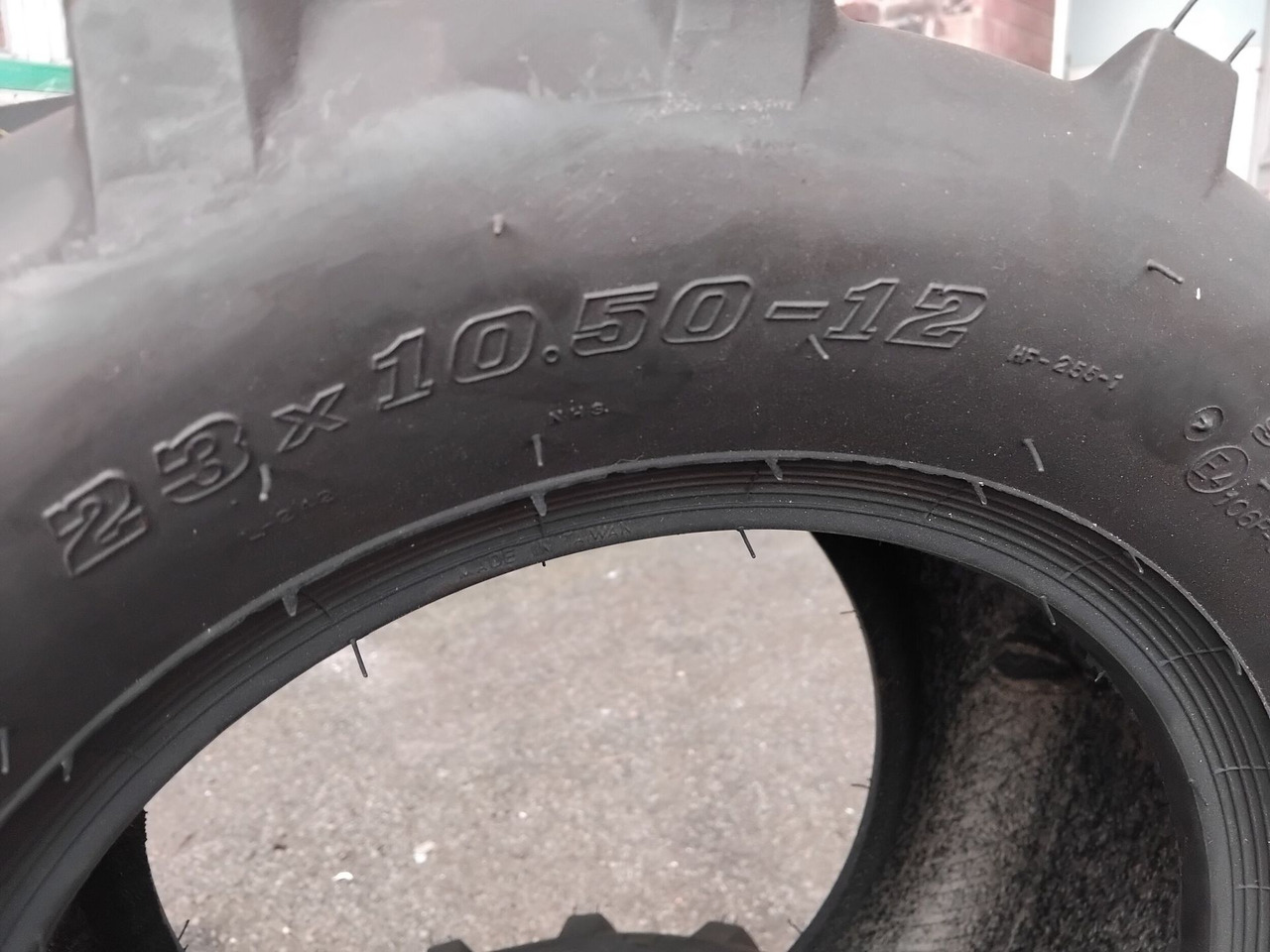 Lot de 2 pneus crantés 23x10 50-12 - Pneumatiky: obrázek 2 Lot de 2 pneus crantés 23x10 50-12 - Pneumatiky: obrázek 2