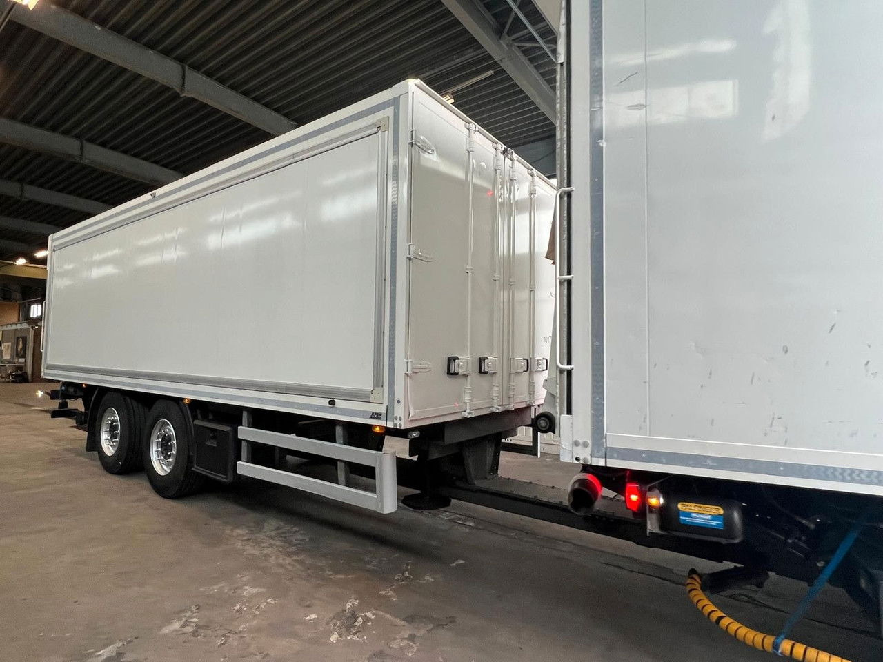 Mercedes-Benz Actros 2543 Komplettzug Voll-Luft - Lange Koffer - Skříňový nákladní auto: obrázek 3 Mercedes-Benz Actros 2543 Komplettzug Voll-Luft - Lange Koffer - Skříňový nákladní auto: obrázek 3