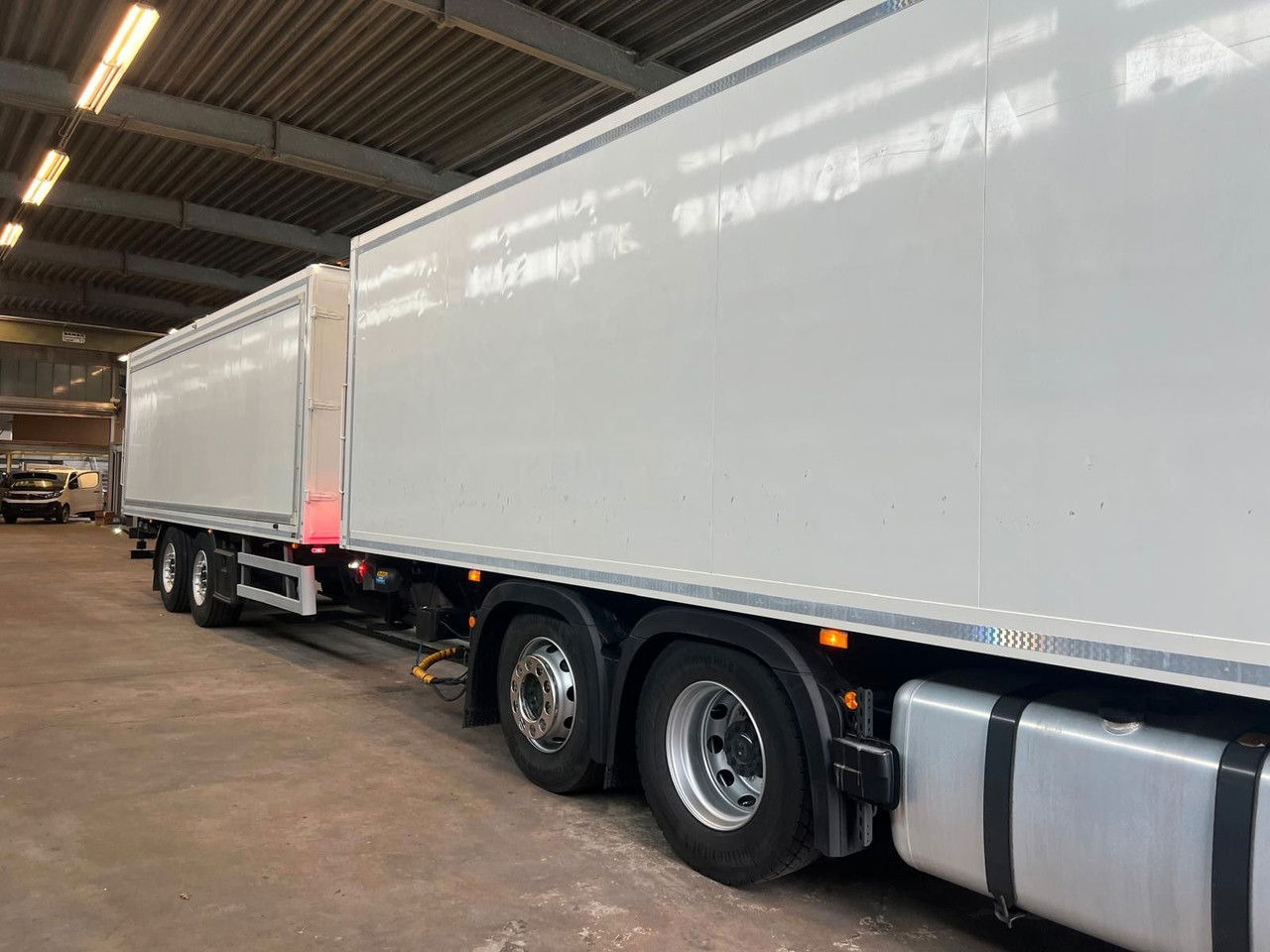 Mercedes-Benz Actros 2543 Komplettzug Voll-Luft - Lange Koffer - Skříňový nákladní auto: obrázek 2 Mercedes-Benz Actros 2543 Komplettzug Voll-Luft - Lange Koffer - Skříňový nákladní auto: obrázek 2