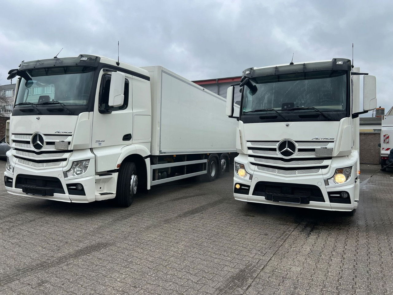 Mercedes-Benz Actros 2543 LBW Voll-Luft-Gefed-Lang Kof - Skříňový nákladní auto: obrázek 1 Mercedes-Benz Actros 2543 LBW Voll-Luft-Gefed-Lang Kof - Skříňový nákladní auto: obrázek 1