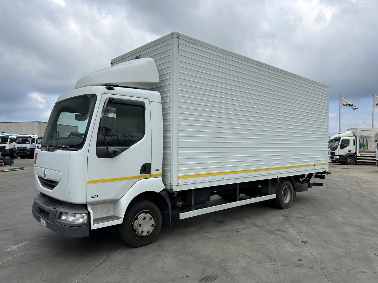 RENAULT Midlum 180 con furgonatarura e sponda - Skříňový nákladní auto: obrázek 1 RENAULT Midlum 180 con furgonatarura e sponda - Skříňový nákladní auto: obrázek 1