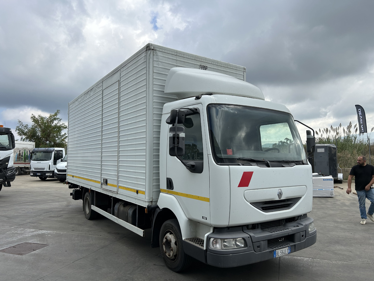 RENAULT Midlum 180 con furgonatarura e sponda - Skříňový nákladní auto: obrázek 2 RENAULT Midlum 180 con furgonatarura e sponda - Skříňový nákladní auto: obrázek 2