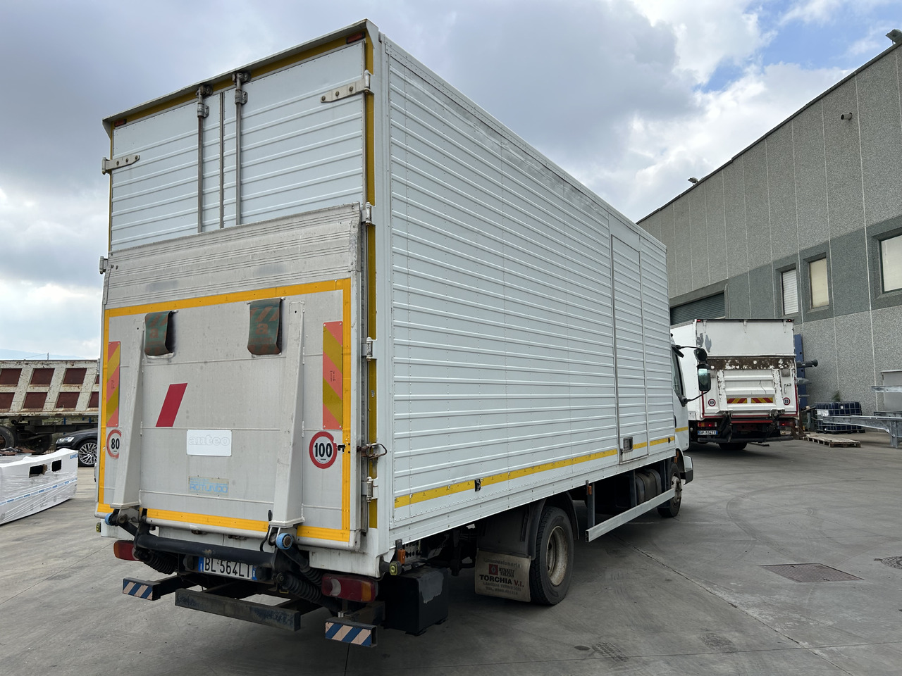 RENAULT Midlum 180 con furgonatarura e sponda - Skříňový nákladní auto: obrázek 3 RENAULT Midlum 180 con furgonatarura e sponda - Skříňový nákladní auto: obrázek 3