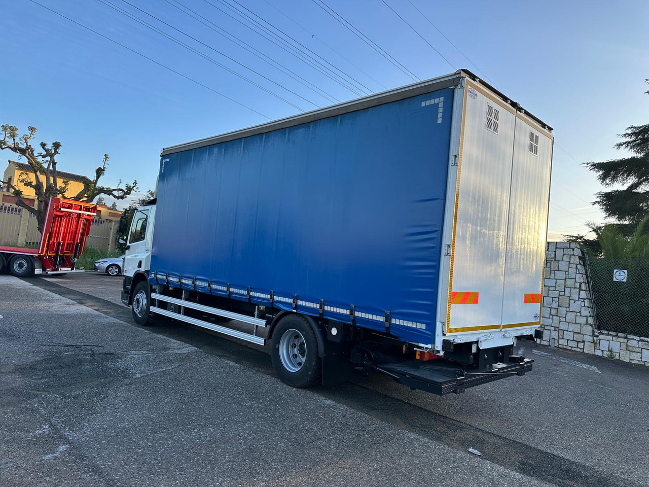 DAF CF 75.310 - Plachtový nákladní auto: obrázek 2 DAF CF 75.310 - Plachtový nákladní auto: obrázek 2