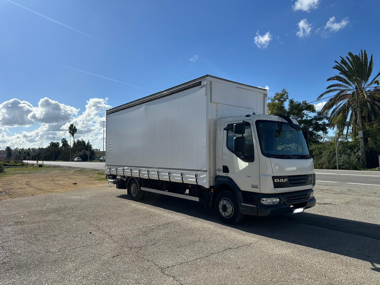 DAF LF 45.250 - Plachtový nákladní auto: obrázek 4 DAF LF 45.250 - Plachtový nákladní auto: obrázek 4