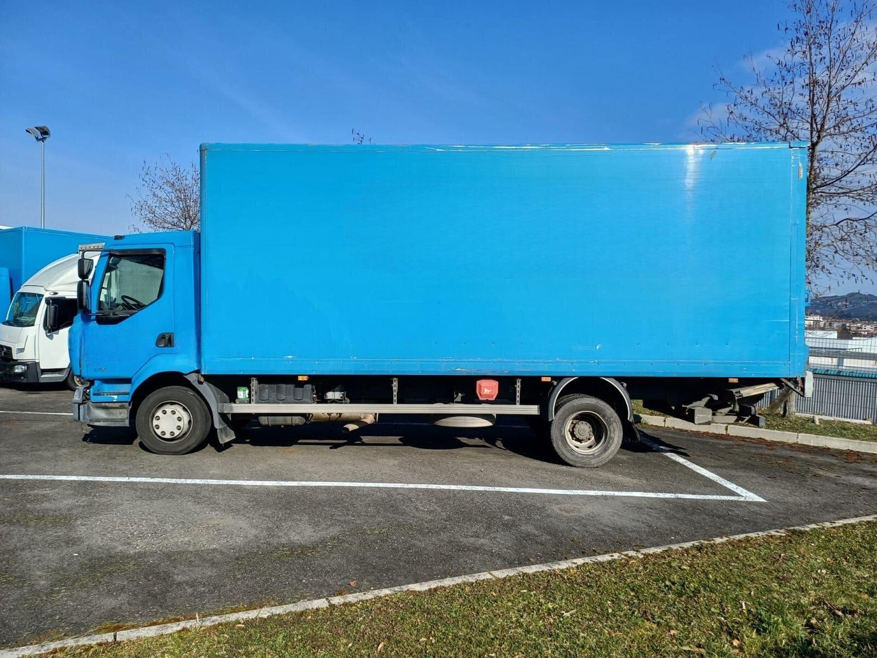 RENAULT MIDLUM 12.270 - Skříňový nákladní auto: obrázek 2 RENAULT MIDLUM 12.270 - Skříňový nákladní auto: obrázek 2