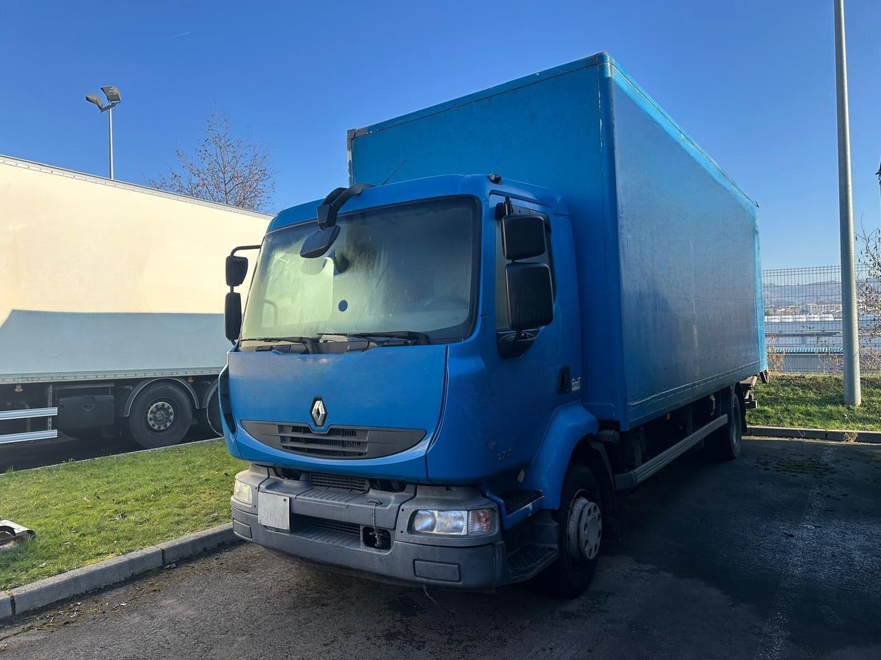RENAULT MIDLUM 12.270 - Skříňový nákladní auto: obrázek 1 RENAULT MIDLUM 12.270 - Skříňový nákladní auto: obrázek 1
