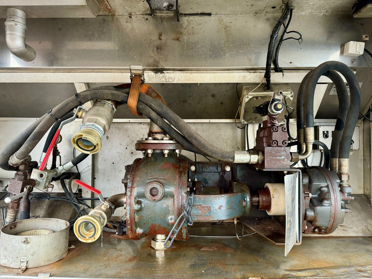 MAN TGS 35.480 8X4-2 TRIDEM Wasser-Tank - Cisternové vozidlo: obrázek 4 MAN TGS 35.480 8X4-2 TRIDEM Wasser-Tank - Cisternové vozidlo: obrázek 4