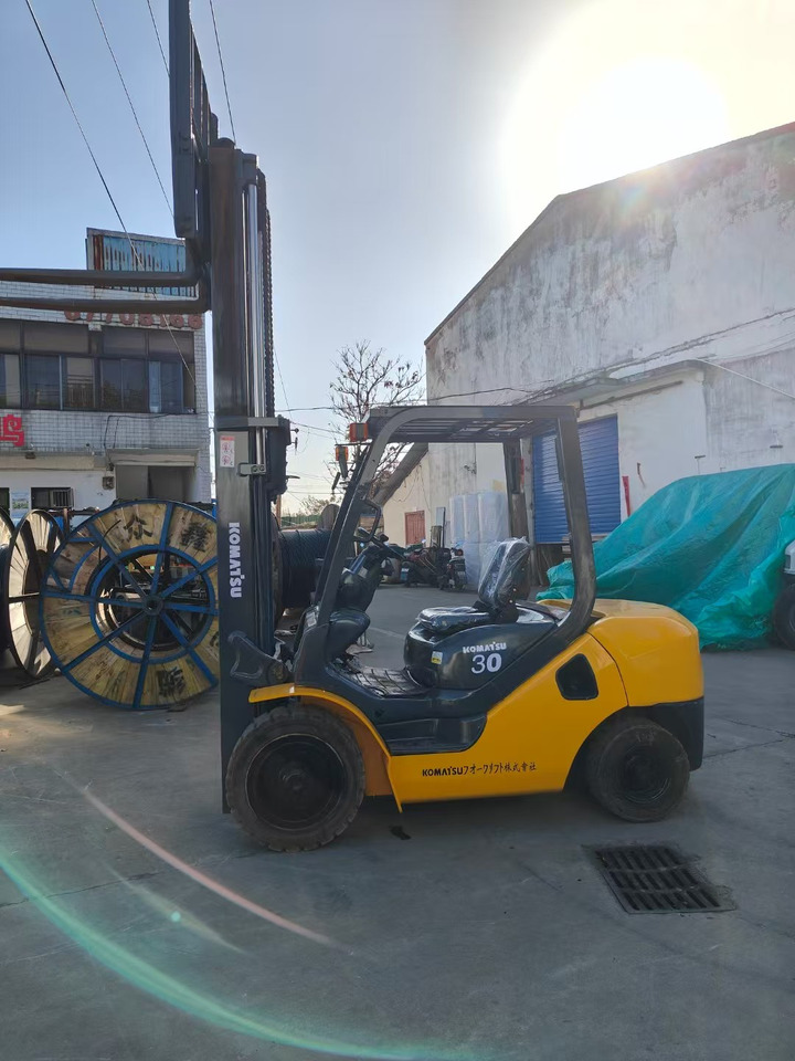 KOMATSU FD30T japan brand used 3 ton forklift - Dieselový vysokozdvižný vozík: obrázek 4 KOMATSU FD30T japan brand used 3 ton forklift - Dieselový vysokozdvižný vozík: obrázek 4