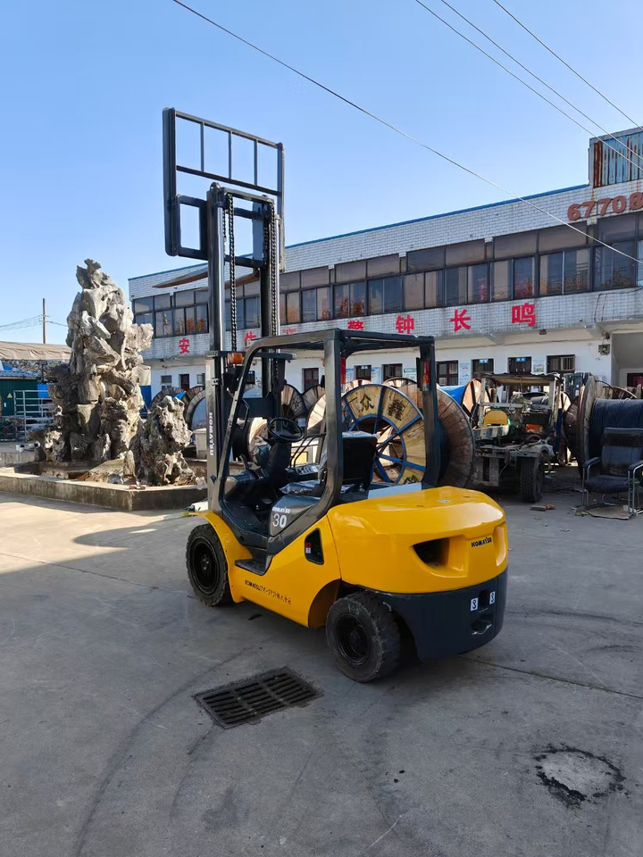 KOMATSU FD30T japan brand used 3 ton forklift - Dieselový vysokozdvižný vozík: obrázek 1 KOMATSU FD30T japan brand used 3 ton forklift - Dieselový vysokozdvižný vozík: obrázek 1