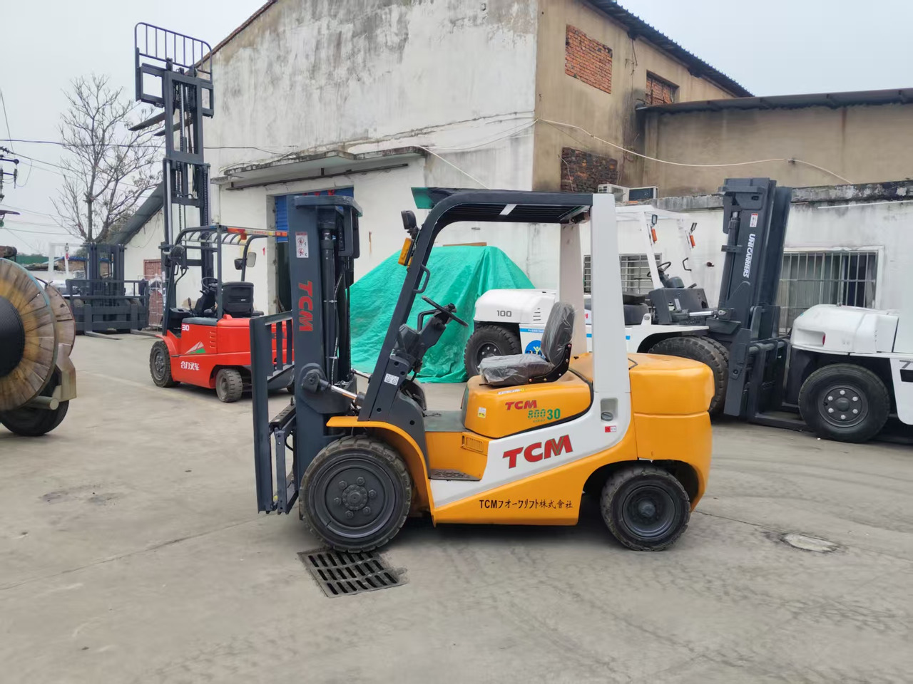 TCM FD30 Japan brand used 3 ton diesel forklift Customizable mast clamps - Dieselový vysokozdvižný vozík: obrázek 2 TCM FD30 Japan brand used 3 ton diesel forklift Customizable mast clamps - Dieselový vysokozdvižný vozík: obrázek 2
