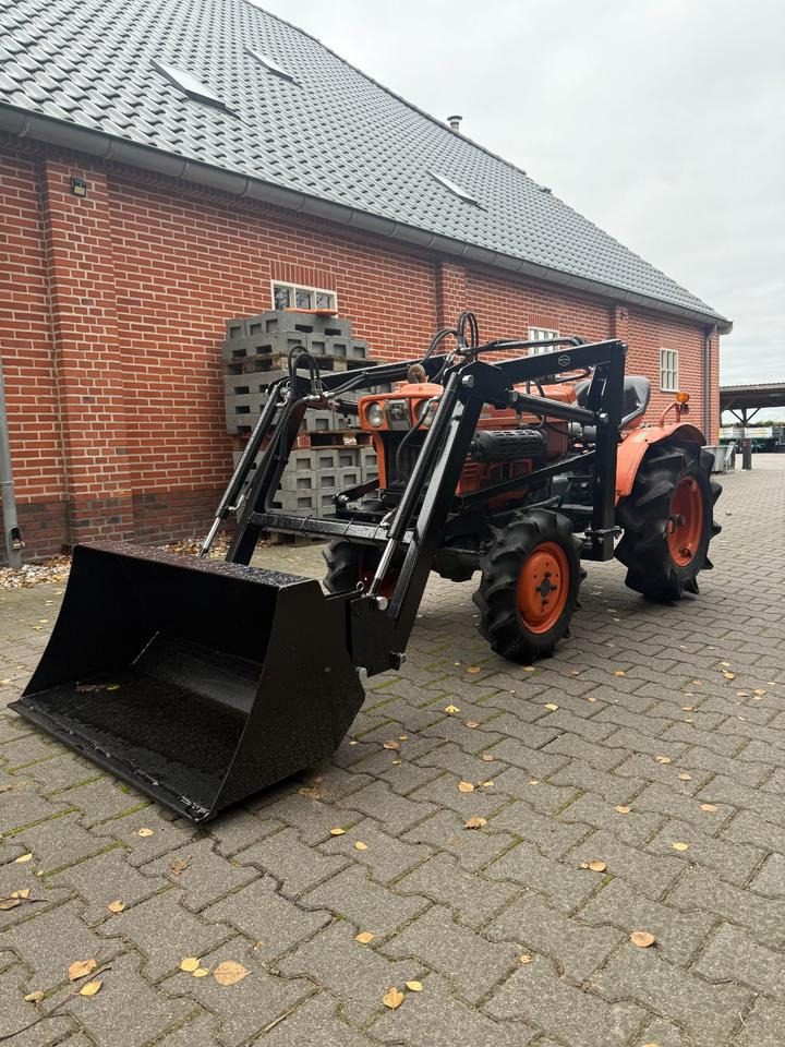 Angebot Kleintraktor Kubota B7001 mit Frontlader - Malotraktor: obrázek 1 Angebot Kleintraktor Kubota B7001 mit Frontlader - Malotraktor: obrázek 1