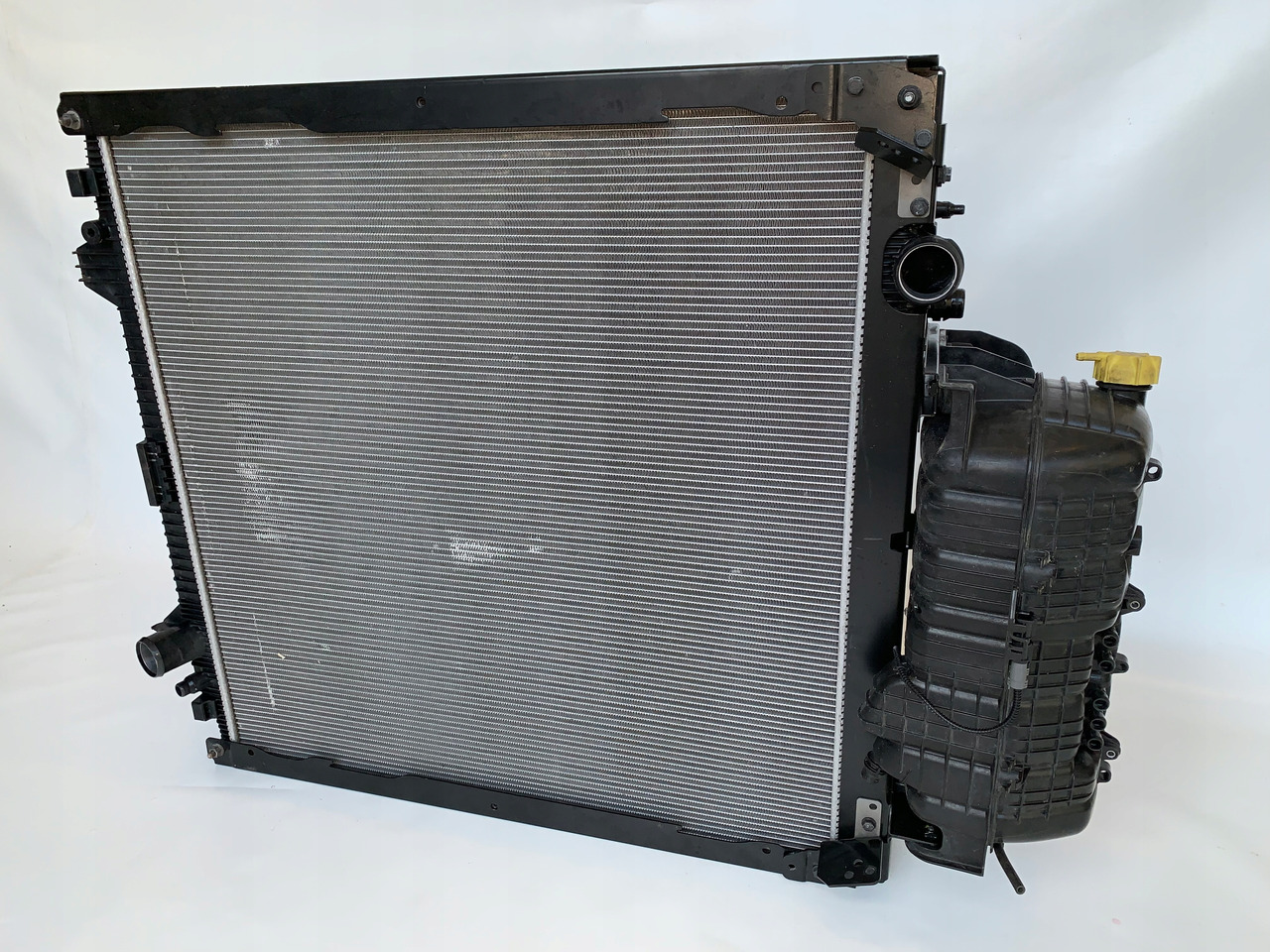 CHŁODNICA MAN TGX EURO 6 NR 1072 - Chladič pro Nákladní auto: obrázek 1 CHŁODNICA MAN TGX EURO 6 NR 1072 - Chladič pro Nákladní auto: obrázek 1