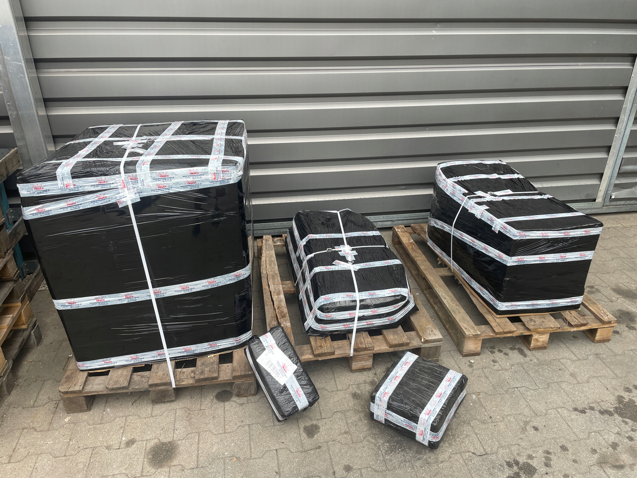 PRAWE ZAKOŃCZENIE ZDERZAKA MAN TGX TG3 MASKOWNICA 81416100988 - Nárazník pro Nákladní auto: obrázek 4 PRAWE ZAKOŃCZENIE ZDERZAKA MAN TGX TG3 MASKOWNICA 81416100988 - Nárazník pro Nákladní auto: obrázek 4