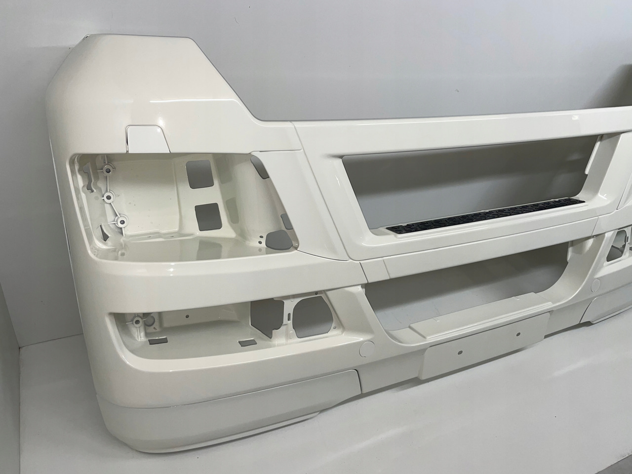 ZDERZAK MAN TGX RAL 9010 - Nárazník pro Nákladní auto: obrázek 3 ZDERZAK MAN TGX RAL 9010 - Nárazník pro Nákladní auto: obrázek 3