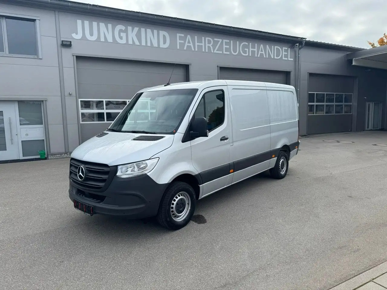 Mercedes-Benz Sprinter 317 CDI Flach Lang Silber Klima MBUX - Furgon: obrázek 1 Mercedes-Benz Sprinter 317 CDI Flach Lang Silber Klima MBUX - Furgon: obrázek 1