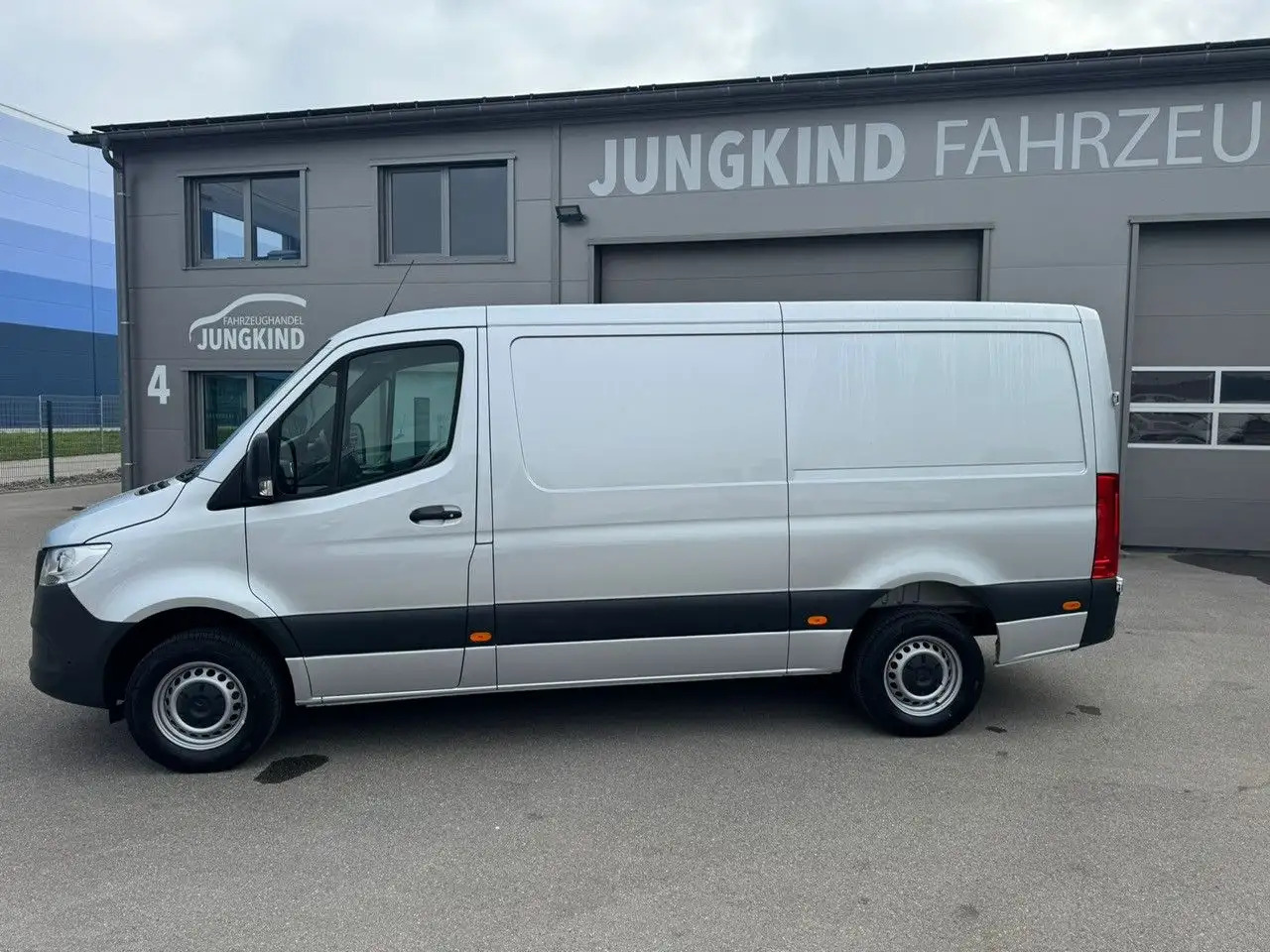 Mercedes-Benz Sprinter 317 CDI Flach Lang Silber Klima MBUX - Furgon: obrázek 3 Mercedes-Benz Sprinter 317 CDI Flach Lang Silber Klima MBUX - Furgon: obrázek 3