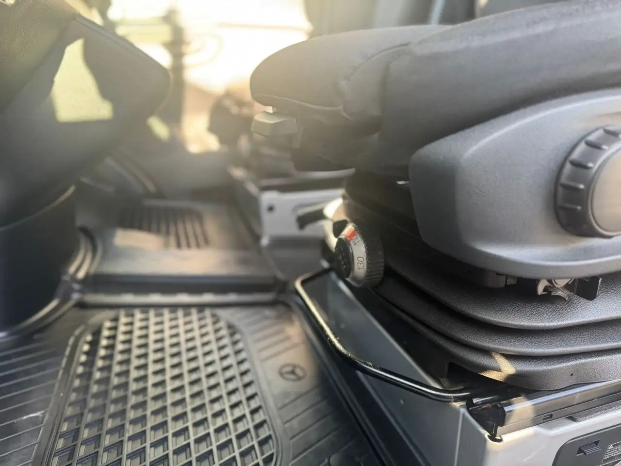 Mercedes-Benz Sprinter 317 CDI Lang Hoch Klima MBUX Silber LED - Furgon: obrázek 5 Mercedes-Benz Sprinter 317 CDI Lang Hoch Klima MBUX Silber LED - Furgon: obrázek 5