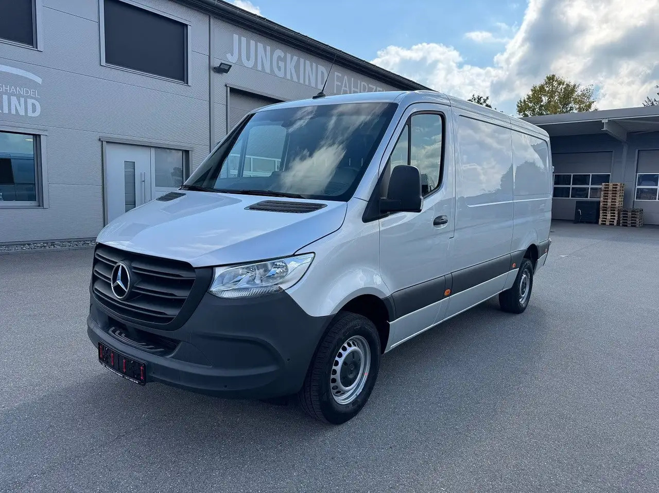 Mercedes-Benz Sprinter 317 CDI Lang Silber MBUX RWD Klima - Furgon: obrázek 1 Mercedes-Benz Sprinter 317 CDI Lang Silber MBUX RWD Klima - Furgon: obrázek 1