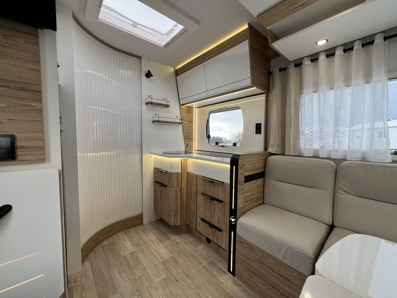 Pilote Pacific P696D Hubbett - Solar - Markise - Polointegrovaný obytný vůz: obrázek 5 Pilote Pacific P696D Hubbett - Solar - Markise - Polointegrovaný obytný vůz: obrázek 5