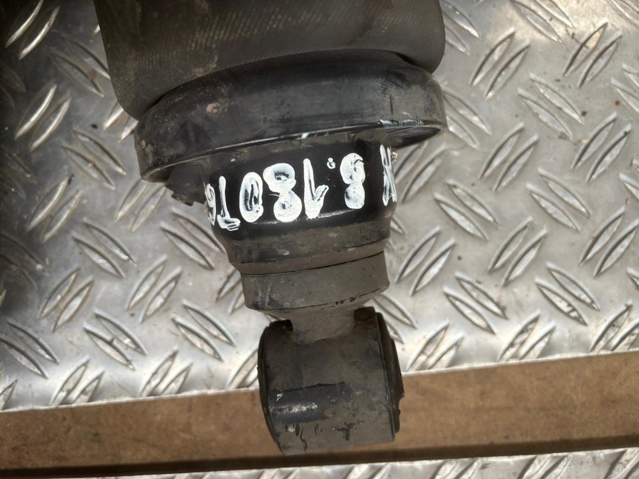 Gebrauchte Luftbälge MAN 8.180, Artikel - Nr. : 81.9999 - 9999 - Podvěs kabiny pro Nákladní auto: obrázek 5 Gebrauchte Luftbälge MAN 8.180, Artikel - Nr. : 81.9999 - 9999 - Podvěs kabiny pro Nákladní auto: obrázek 5