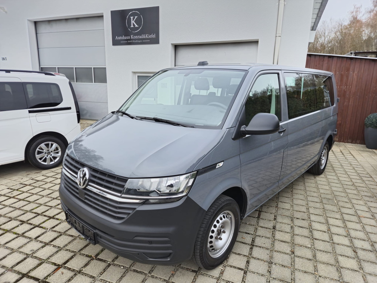 VOLKSWAGEN T6.1 Transporter Kombi LR/Navi/AppCon./6-Sitzer - Mikrobus: obrázek 1 VOLKSWAGEN T6.1 Transporter Kombi LR/Navi/AppCon./6-Sitzer - Mikrobus: obrázek 1