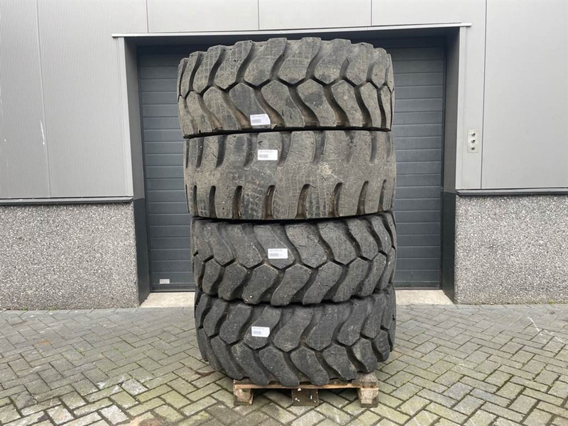 Claas CL956-Michelin 17.5R25-Tire/Reifen/Band - Pneumatiky a ráfky pro Stavební technika: obrázek 1 Claas CL956-Michelin 17.5R25-Tire/Reifen/Band - Pneumatiky a ráfky pro Stavební technika: obrázek 1