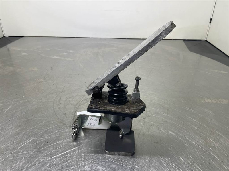 O & K L25.5 - Gas pedal/Fusspedal/Gaspedaal - Kabina a interiér pro Stavební technika: obrázek 3 O & K L25.5 - Gas pedal/Fusspedal/Gaspedaal - Kabina a interiér pro Stavební technika: obrázek 3