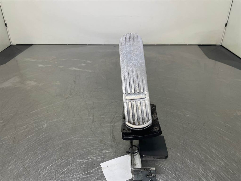 O & K L25.5 - Gas pedal/Fusspedal/Gaspedaal - Kabina a interiér pro Stavební technika: obrázek 4 O & K L25.5 - Gas pedal/Fusspedal/Gaspedaal - Kabina a interiér pro Stavební technika: obrázek 4