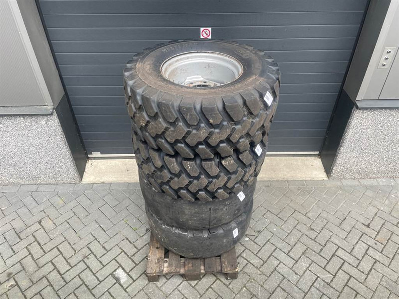 Terex TL120-BKT 400/70R20-Tire/Reifen/Band - Pneumatiky a ráfky pro Stavební technika: obrázek 2 Terex TL120-BKT 400/70R20-Tire/Reifen/Band - Pneumatiky a ráfky pro Stavební technika: obrázek 2