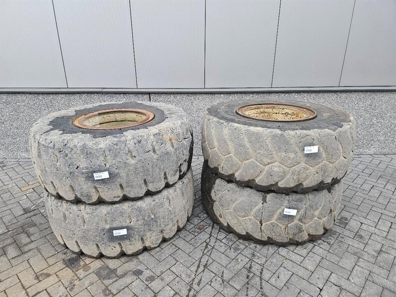 Terex TL260S-Banden 20.5-R25-Solid wheels / Full Gummi - Pneumatiky a ráfky pro Stavební technika: obrázek 1 Terex TL260S-Banden 20.5-R25-Solid wheels / Full Gummi - Pneumatiky a ráfky pro Stavební technika: obrázek 1