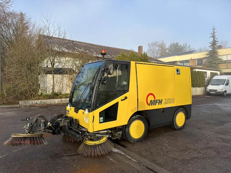 Diversen MFH 2500 Kehrmaschine Klima 3 Besen AEBI MATEC MFH 2500 Kehrmaschine Klima 3 Besen - Průmyslový zametací stroj: obrázek 4 Diversen MFH 2500 Kehrmaschine Klima 3 Besen AEBI MATEC MFH 2500 Kehrmaschine Klima 3 Besen - Průmyslový zametací stroj: obrázek 4