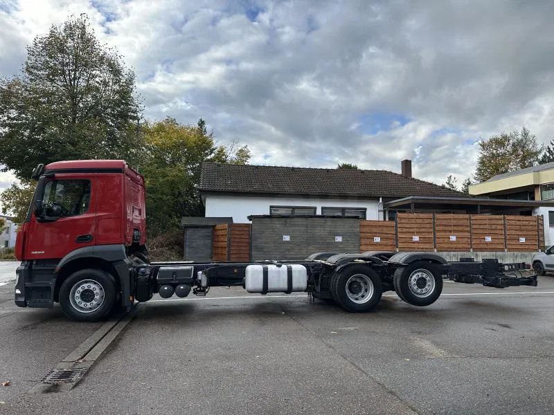 Mercedes-Benz 2532 LL 6x2 LANGES Fahrgestell Intarder Lenkachse - Podvozek s kabinou: obrázek 2 Mercedes-Benz 2532 LL 6x2 LANGES Fahrgestell Intarder Lenkachse - Podvozek s kabinou: obrázek 2
