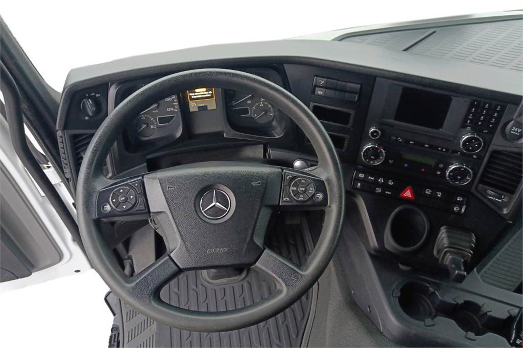 Interior photo 1: Skříňový nákladní auto Mercedes-Benz ANTOS 1827L Ksa-kori + PL