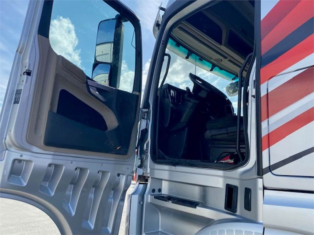 Lesovůz Mercedes-Benz AROCS 3763 8x4/4 Riikonen puuvarustus: obrázek 6