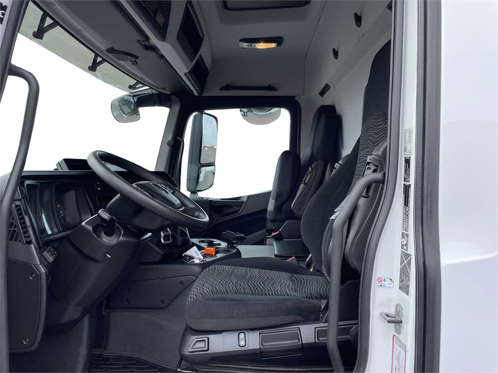 Interior photo 1: Izotermický nákladní automobil Mercedes-Benz Actros 1827 4x2 8,7m KSA+PL