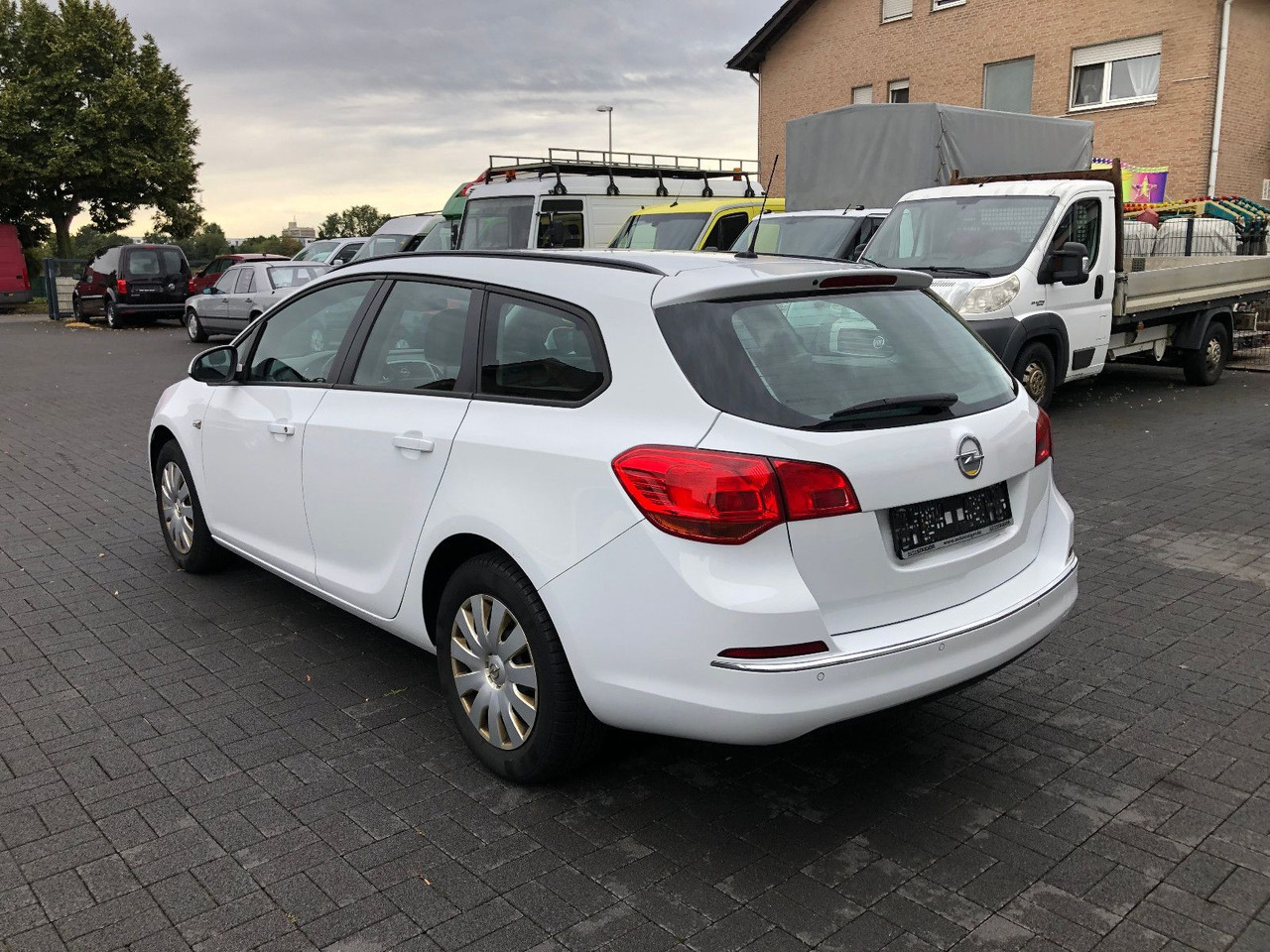 Opel Astra J 1.6 CDTi Sports Tourer Edition - Kombi: obrázek 4 Opel Astra J 1.6 CDTi Sports Tourer Edition - Kombi: obrázek 4