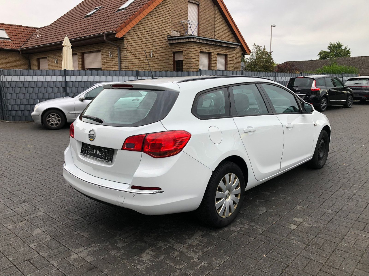 Opel Astra J 1.6 CDTi Sports Tourer Edition - Kombi: obrázek 2 Opel Astra J 1.6 CDTi Sports Tourer Edition - Kombi: obrázek 2