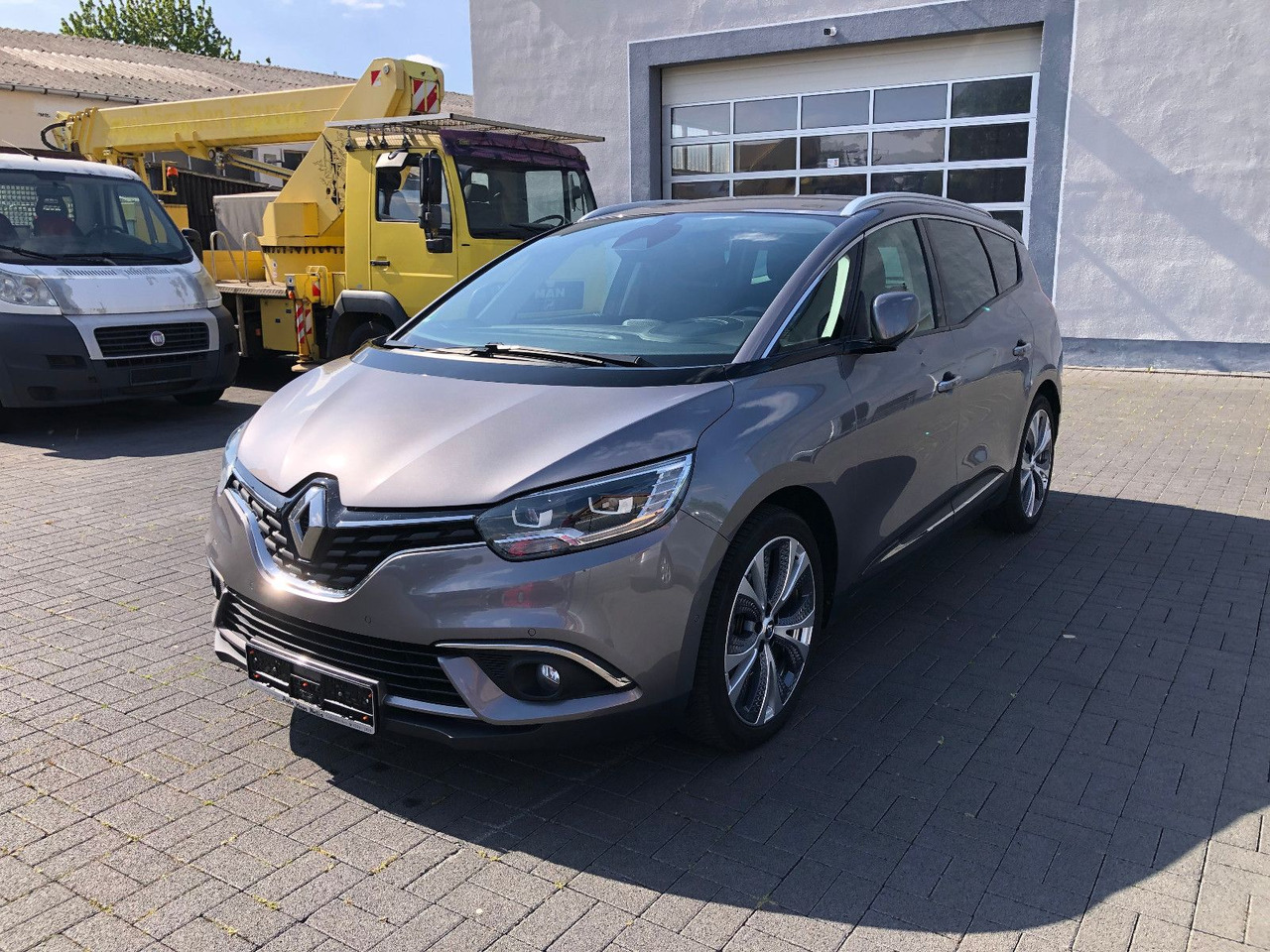 Renault Scenic IV Grand Intens - Sedan: obrázek 3 Renault Scenic IV Grand Intens - Sedan: obrázek 3