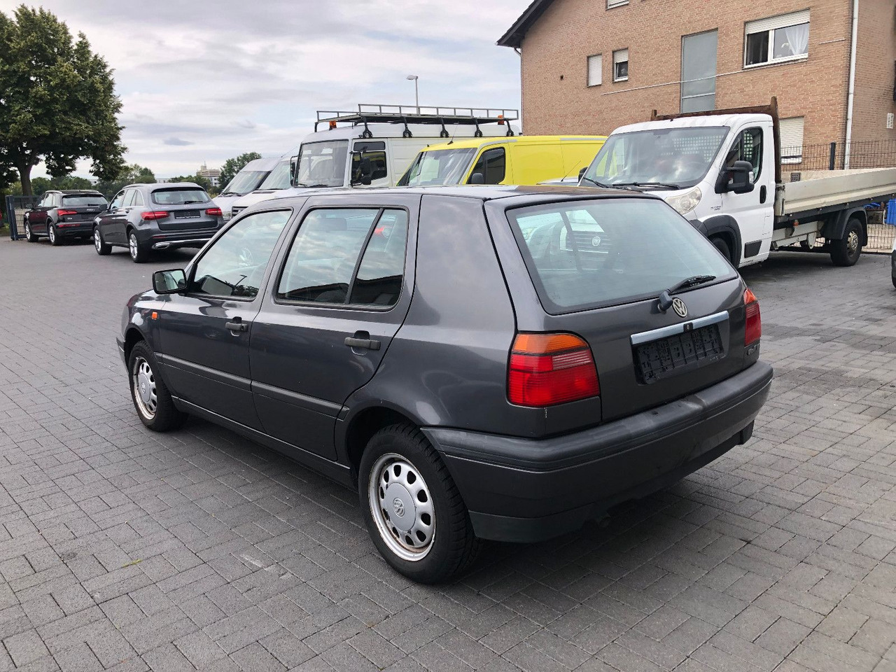 Volkswagen Golf 1.8 GL Klima - Sedan: obrázek 4 Volkswagen Golf 1.8 GL Klima - Sedan: obrázek 4