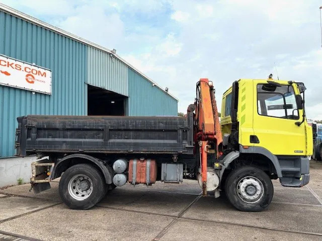 DAF 65 -180ATI 4x4 FULL STEEL 3-WAY KIPPER AND PALFINGER CRANE (EURO 2 / MANUAL GEARBOX / FULL STEEL SUSPENSION / ETC.) - Sklápěč, Auto s hydraulickou rukou: obrázek 4 DAF 65 -180ATI 4x4 FULL STEEL 3-WAY KIPPER AND PALFINGER CRANE (EURO 2 / MANUAL GEARBOX / FULL STEEL SUSPENSION / ETC.) - Sklápěč, Auto s hydraulickou rukou: obrázek 4