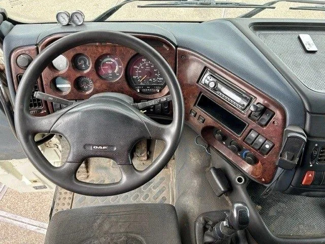 Interior photo 1: Hákový nosič kontejnerů DAF 95.480 XF SPACECAB 6x2 WITH HOOK-ARM SYSTEM (EURO 3 / ZF16 MANUAL GEARBOX / ZF-INTARDER / STEEL-/AIR SUSPENSION / AIRCONDITIONIN