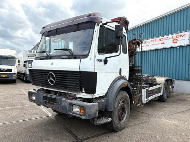 Mercedes-Benz SK 2527 6x2 HOOK-ARM SYSTEM WITH HMF CRANE (V6 ENGINE / ZF MANUAL GEARBOX / REDUCTION AXLE / STEEL SUSPENSION / P.T.O.) - Hákový nosič kontejnerů, Auto s hydraulickou rukou: obrázek 1 Mercedes-Benz SK 2527 6x2 HOOK-ARM SYSTEM WITH HMF CRANE (V6 ENGINE / ZF MANUAL GEARBOX / REDUCTION AXLE / STEEL SUSPENSION / P.T.O.) - Hákový nosič kontejnerů, Auto s hydraulickou rukou: obrázek 1