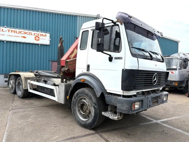 Mercedes-Benz SK 2527 6x2 HOOK-ARM SYSTEM WITH HMF CRANE (V6 ENGINE / ZF MANUAL GEARBOX / REDUCTION AXLE / STEEL SUSPENSION / P.T.O.) - Hákový nosič kontejnerů, Auto s hydraulickou rukou: obrázek 2 Mercedes-Benz SK 2527 6x2 HOOK-ARM SYSTEM WITH HMF CRANE (V6 ENGINE / ZF MANUAL GEARBOX / REDUCTION AXLE / STEEL SUSPENSION / P.T.O.) - Hákový nosič kontejnerů, Auto s hydraulickou rukou: obrázek 2