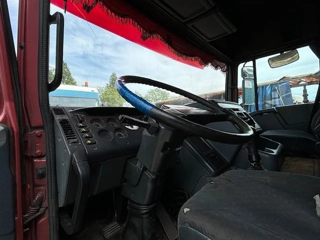 Interior photo 1: Tahač DAF 95.360 ATI SPACECAB (DUTCH TRUCK) (EURO 2 / ZF16 MANUAL GEARBOX / ABS BRAKE SYSTEM)