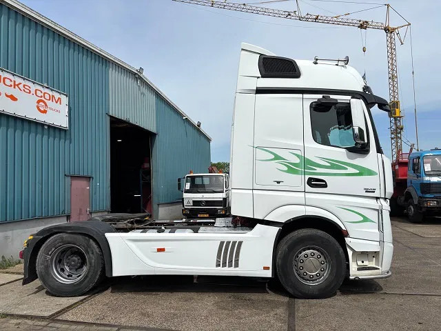 Mercedes-Benz Actros 1845 LS BIGSPACE (RETARDER / EURO 5 / TELLIGENT GEARBOX / FULL SPOILERSET / 2x DIESELTANK / AIRCONDITIONING) - Tahač: obrázek 4 Mercedes-Benz Actros 1845 LS BIGSPACE (RETARDER / EURO 5 / TELLIGENT GEARBOX / FULL SPOILERSET / 2x DIESELTANK / AIRCONDITIONING) - Tahač: obrázek 4