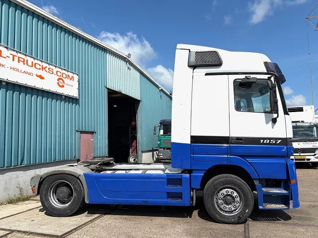 Mercedes-Benz Actros 1857 LS (MP1) MEGASPACE (EPS WITH CLUTCH (3-PEDALS) / RETARDER / REDUCTION AXLE / AIRCONDITIONING) - Tahač: obrázek 4 Mercedes-Benz Actros 1857 LS (MP1) MEGASPACE (EPS WITH CLUTCH (3-PEDALS) / RETARDER / REDUCTION AXLE / AIRCONDITIONING) - Tahač: obrázek 4