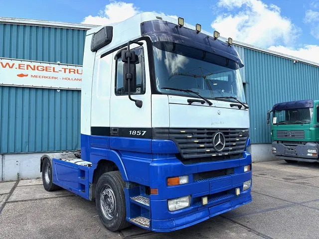 Mercedes-Benz Actros 1857 LS (MP1) MEGASPACE (EPS WITH CLUTCH (3-PEDALS) / RETARDER / REDUCTION AXLE / AIRCONDITIONING) - Tahač: obrázek 2 Mercedes-Benz Actros 1857 LS (MP1) MEGASPACE (EPS WITH CLUTCH (3-PEDALS) / RETARDER / REDUCTION AXLE / AIRCONDITIONING) - Tahač: obrázek 2