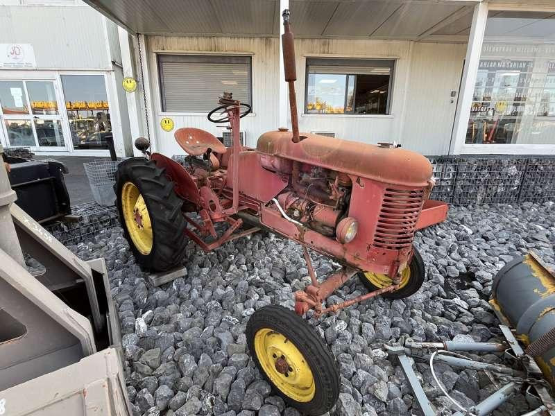 MASSEY-HARRIS PONY 812 - Traktor: obrázek 2 MASSEY-HARRIS PONY 812 - Traktor: obrázek 2