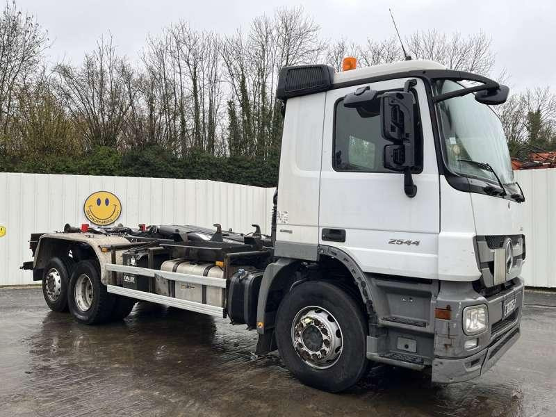 Mercedes ACTROS 2544 - Hákový nosič kontejnerů: obrázek 1 Mercedes ACTROS 2544 - Hákový nosič kontejnerů: obrázek 1